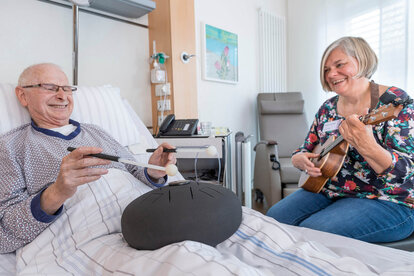 Bild zeigt Gemeinsames musizieren in der Palliativpflege